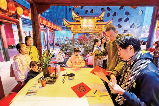 　　园博苑丰富多彩的民俗活动吸引市民游客。海西晨报记者 王岩涛 摄
