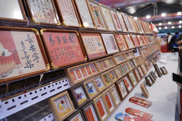 披上“新年装”的书法画（央广网发 周长江 摄）