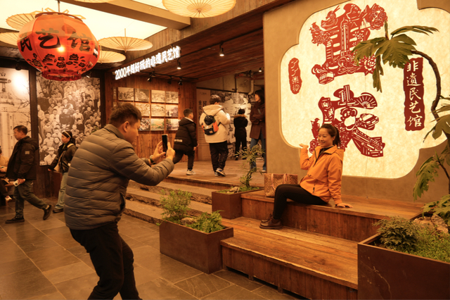 市民在十八梯非遗民艺馆打卡拍照（央广网发 周长江 摄）