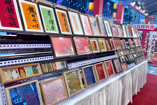 “多巴胺”色系融入书法作品背景（央广网发 张嘉玥 摄）