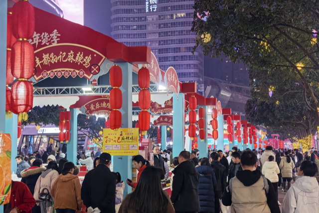 观音桥巴渝“土特产”年货集市现场人头攒动（央广网发 张嘉玥 摄）
