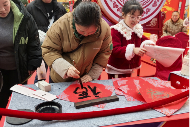 游客与市民参加写“福”字活动（央广网发 张嘉玥 摄）