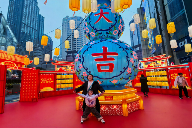 市民在紫檀大吉葫芦前打卡拍照（央广网发 张嘉玥 摄）