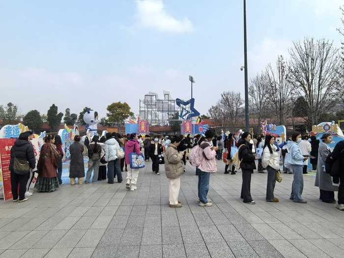 粉丝排队参与游园会