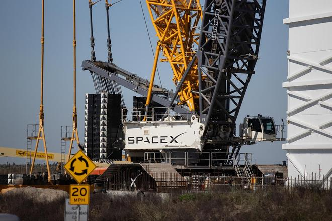 ▲当地时间2026年2月6日，美国得克萨斯州卡梅伦县，带有SpaceX标志的起重机位于星舰基地发射场附近 图据视觉中国