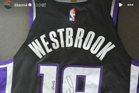 当队友的时候一直没给！基翁·埃利斯晒威少签名球衣：🐐goat