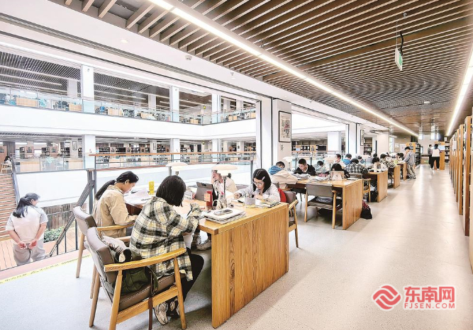 福建省图书馆内经常座无虚席。（资料图片）