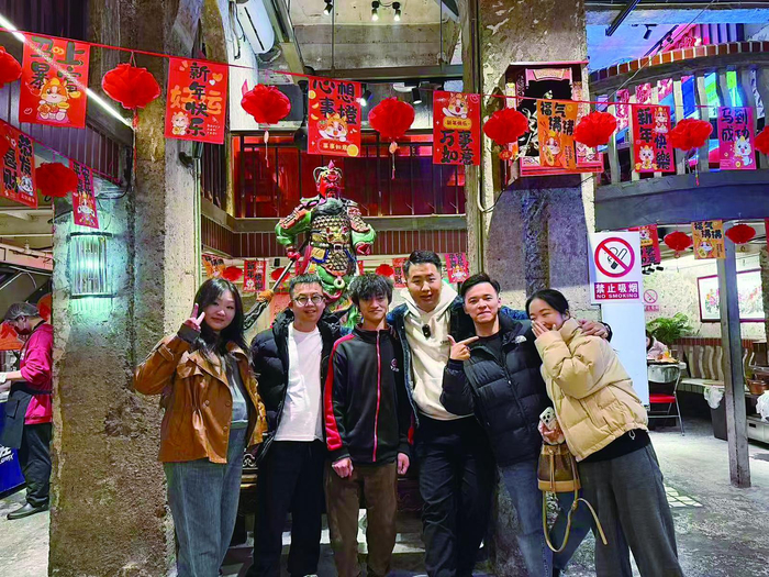     邓林（左三）和网友合影（受访者供图）