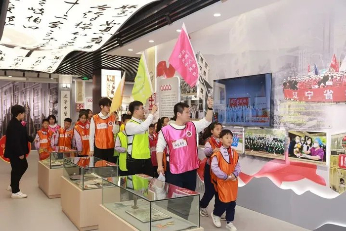 金城龙生前曾担任走进辽宁中医药大学夏令营志愿者（资料图片）。新华社发