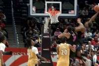 有像韦尔那样被队友隔扣？鲍威尔：从来没有 年轻时都是我扣别人