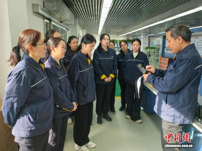 王富强正在对继电器工作原理进行讲解。余同同 摄 