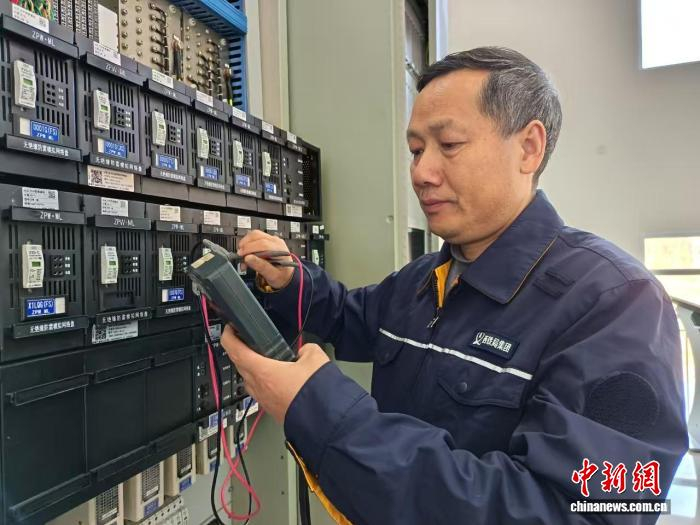 王富强正在对电缆模拟网络盘测试方法进行讲解。余同同 摄
