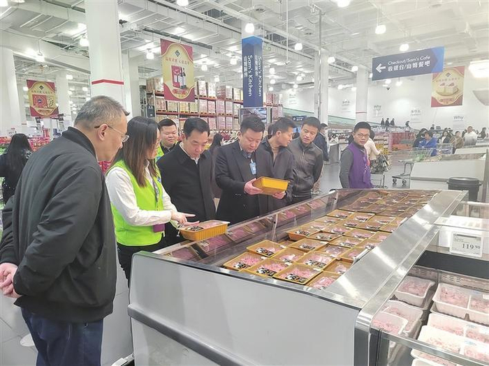     2026年元旦前夕，湖北省发展改革委、省商务厅、省市场监管局赴武汉市光谷山姆会员店开展节日联合巡查。罗亦金  摄    