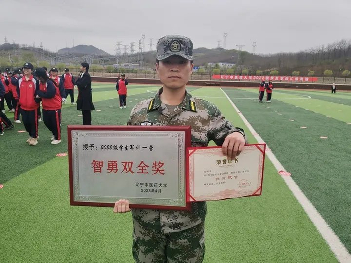 金城龙生前获评辽宁中医药大学“优秀教官”荣誉称号（资料图片）。新华社发