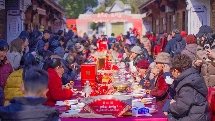 长桌宴现场（央广网记者  俞烨  摄）