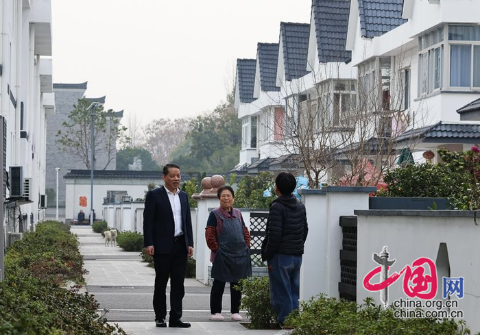 傅平均在和村民交谈。中国网记者董宁 摄