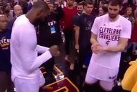 解说：老詹与每个队友的互动都不同 他怎么记住这些复杂动作的？