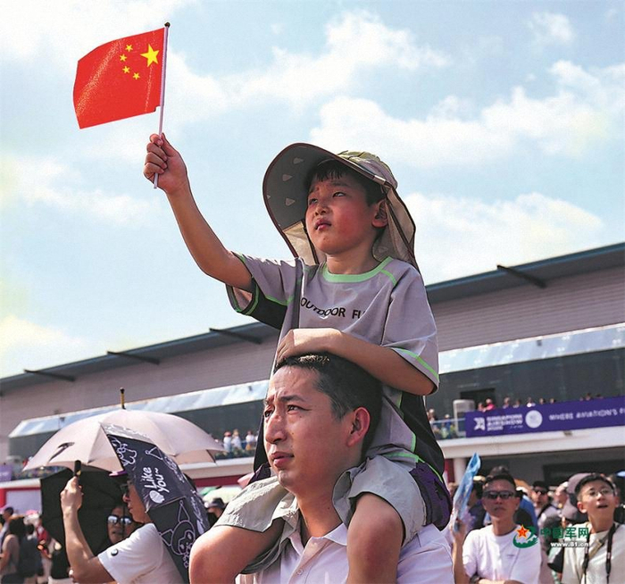 　　2月7日，观看飞行表演的观众挥动五星红旗。朱姜海摄