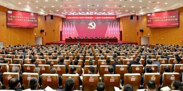 2月5日，全省主要领导干部学习贯彻党的二十届四中全会精神研讨班在昆明开班。雷桐苏 摄