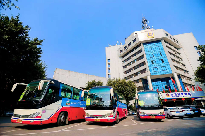                  2026年第一期食安巴士整装待发。 成都市市场监管局供图