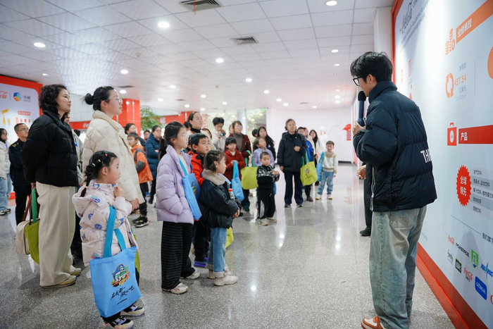 食安巴士“乘客”认真听取食品企业介绍。   成都市市场监管局供图