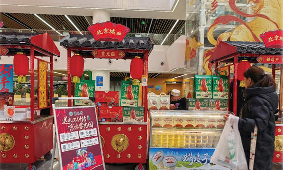 　　图为旅客在北京丰台站新春文化市集上选购产品。