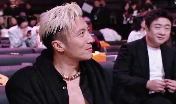 乔杉看谢霆锋的画面