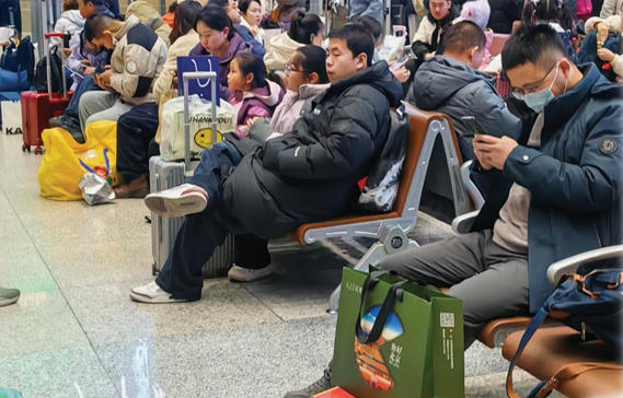 　　图为在北京北站候车室等候的旅客。