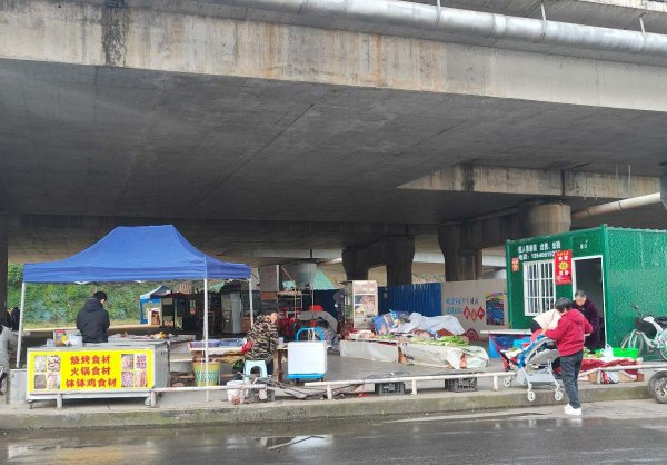 项目实施前，商贩在张徐坝互通桥下聚集。受访者供图