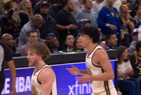 很关键！双方拼抢出界给灰熊球 科尔挑战成功拿回球权