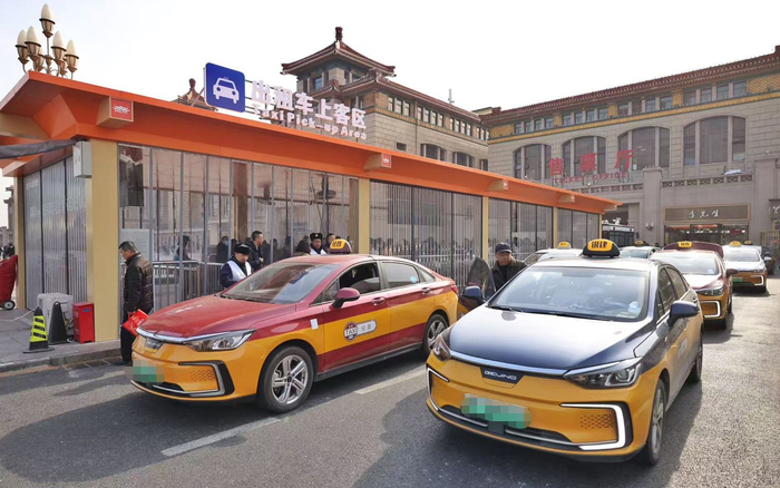 全新改造后的北京站地区，出租车上客区更加醒目。新京报记者 王贵彬 摄