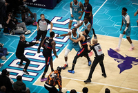 在今天黄蜂活塞超大冲突的最后时刻 有警察短暂出现在场上