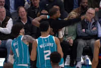 无心恋战！格威被吹进攻犯规 黄蜂主帅怒喷裁判后离场&amp;被吹技犯