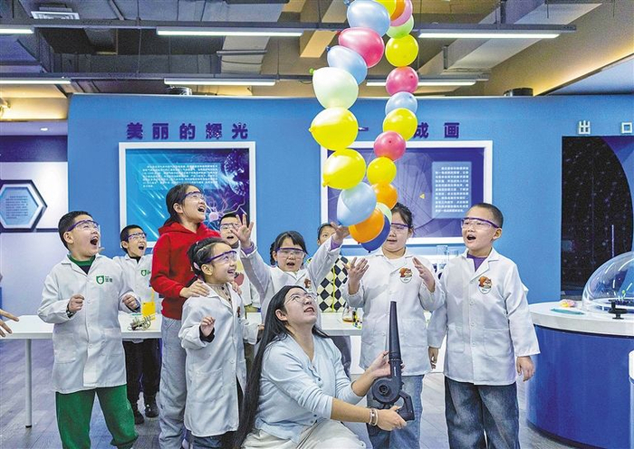 小朋友在呼和浩特市玉泉区青少年宫体验科学实验秀。