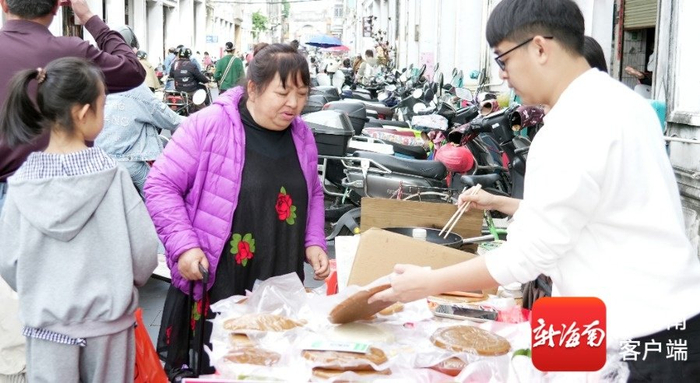 人们开始在年货一条街购买年货。记者 汪承贤 摄