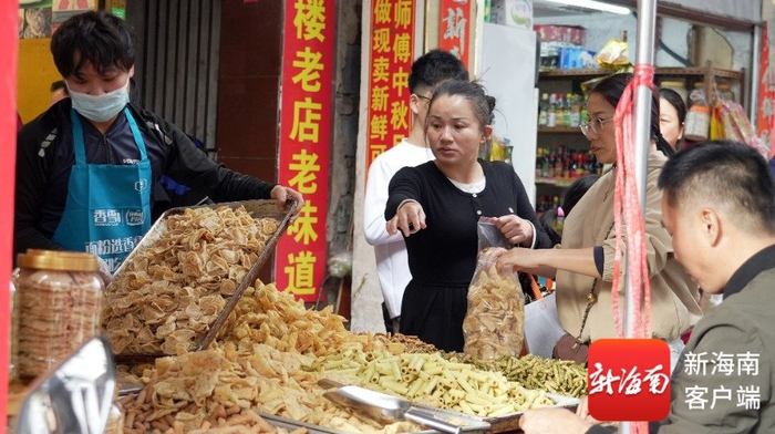 在解放西小巷，市民购买春节零食。记者 汪承贤 摄