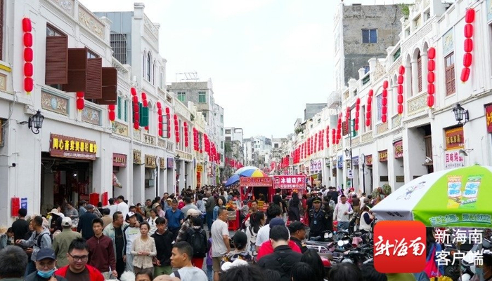 博爱路一串串大红灯笼高高悬起，人声鼎沸，人们开始在年货一条街购买年货。记者 汪承贤 摄