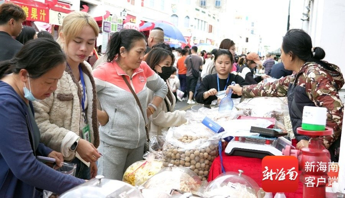 博爱路一串串大红灯笼高高悬起，人声鼎沸，人们开始在年货一条街购买年货。记者 汪承贤 摄
