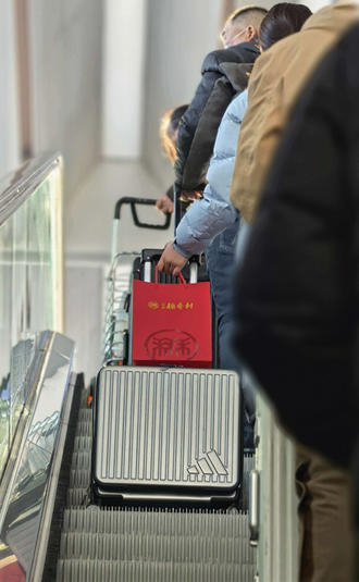 　　图为前往火车站检票口的旅客。