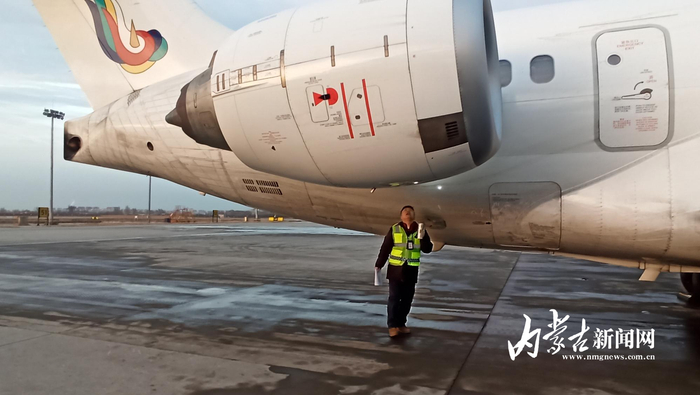 天骄航空工作人员进行航前安全检查