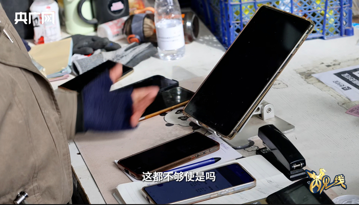 商户展示面前的6部手机