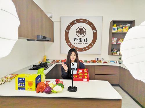     2月3日，在大名县“一品一播”产业园直播间，主播齐美冉正在直播带货。 本报记者 马彦铭摄