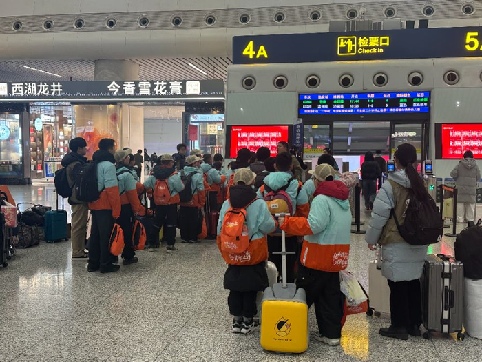 （春运首日杭州东站研学团的小学生，本报记者 柳宁馨/摄）