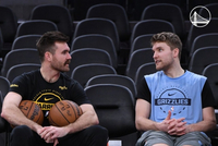 兄弟对决！勇士主场迎战灰熊 赛前帕特·斯潘塞和弟弟卡姆合影