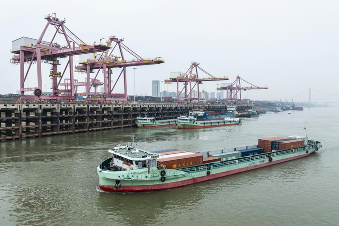 “华航新能1”轮在武汉阳逻港水域靠近停泊（无人机照片）。新华社记者伍志尊 摄