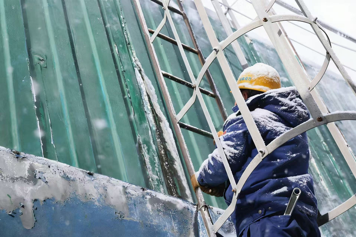 张煤机公司设备维修团队顶风冒雪开展全天候巡检维保。