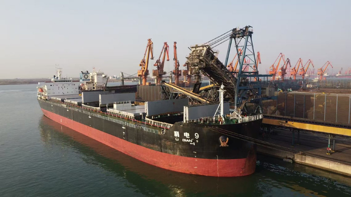 物流公司科学谋划船货衔接，提升港口中转效率，有力保障下游电厂用煤需求。