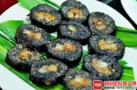 张美芬包的粽子。