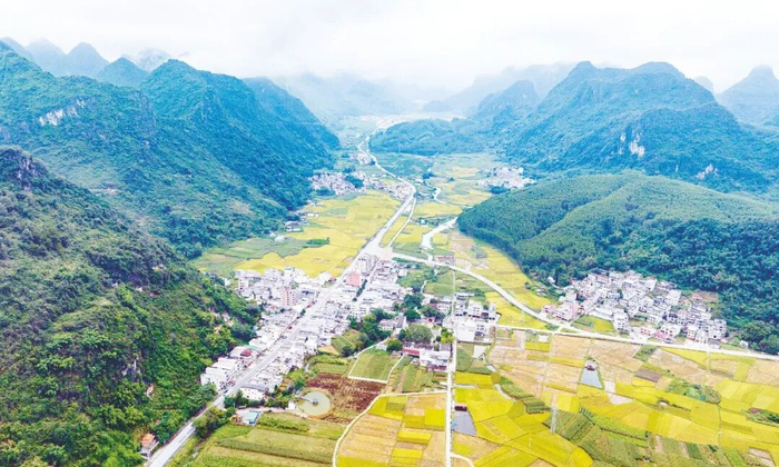 马山县古零镇乡村公路四通八达。记者 黄维业 摄