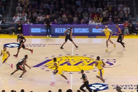 失误连连！海斯横传被巴恩斯抢断 福克斯反击两分轻松到手